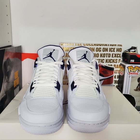 Jordan 4 Metallic Purple - Picture 2 of 4